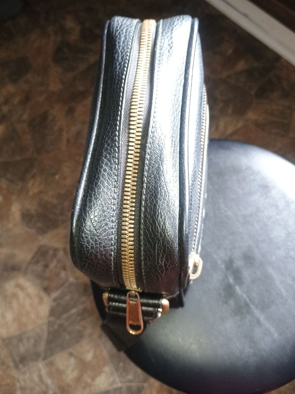 Gucci Logo Print Messenger Bag (Needs Cleaning Inside) - Picture 5 of 10